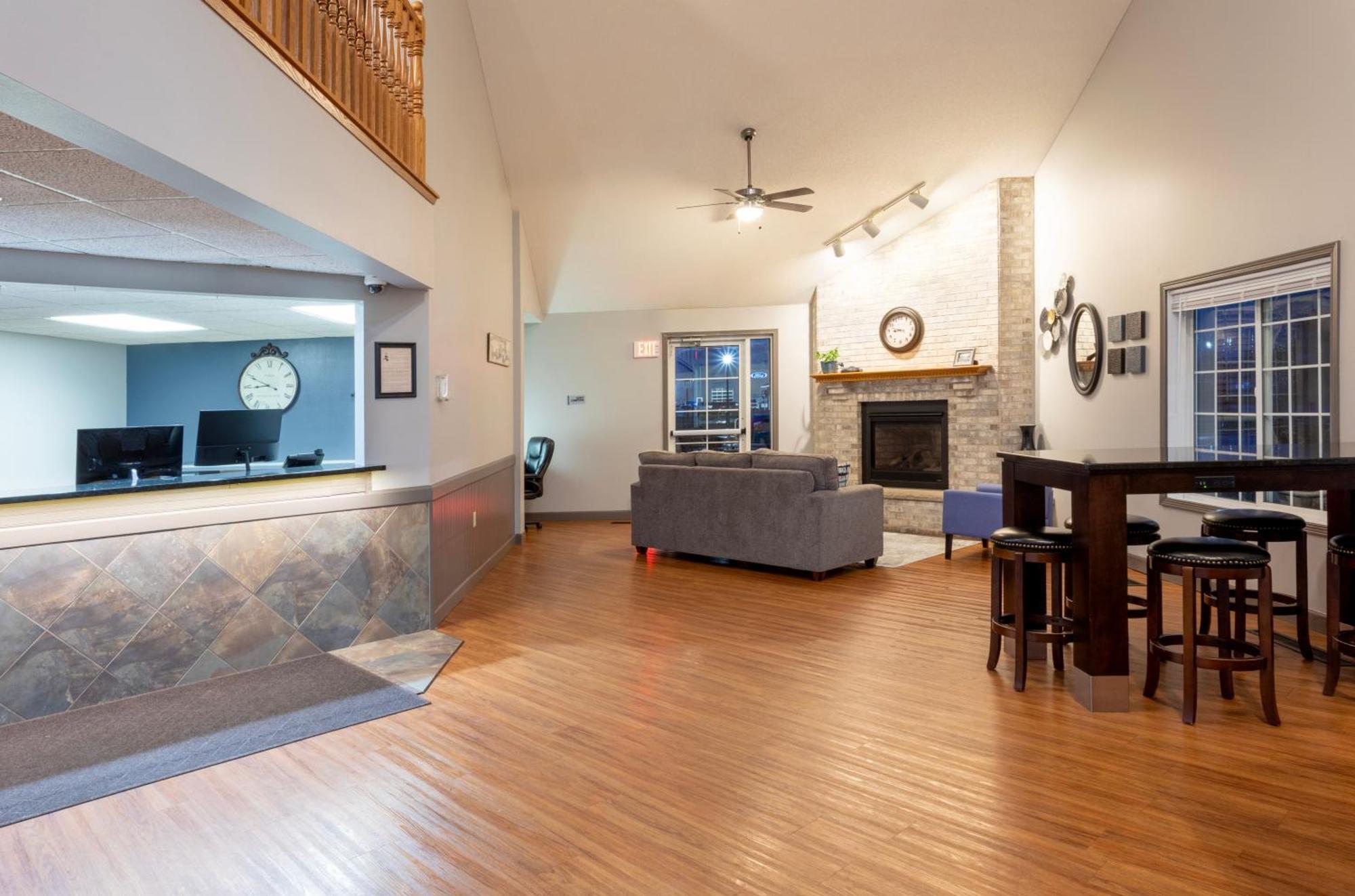 Paynesville Inn & Suites Bagian luar foto