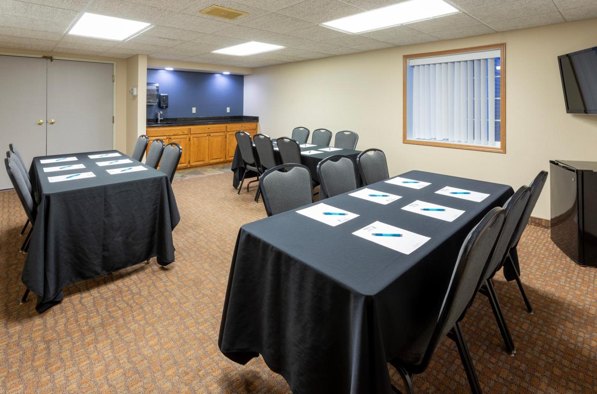 Paynesville Inn & Suites Bagian luar foto